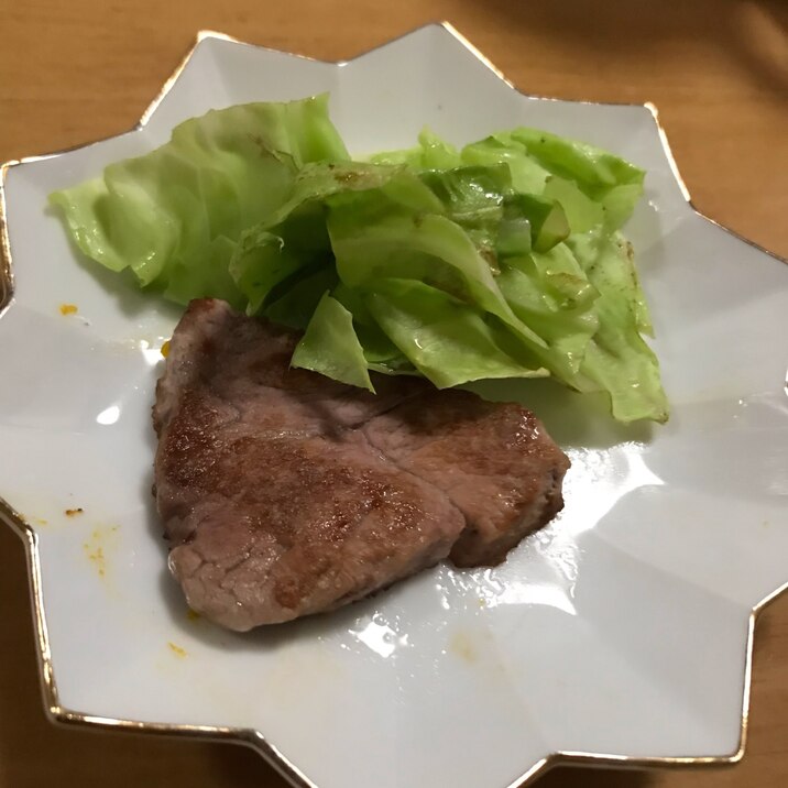 豚肉ソテーのキャベツ添え